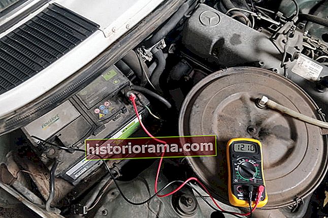 Multimeter preverja avtomobilsko baterijo