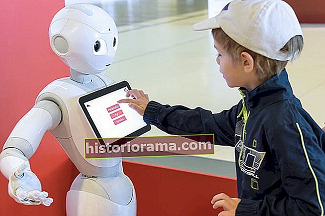 Як ШІ змінює освіту - дитина торкається екрана робота Перець