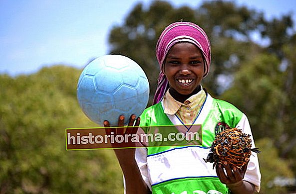 nezničitelný fotbalový míč crocs dívka