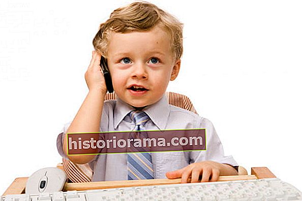 dítě pomocí smartphonu