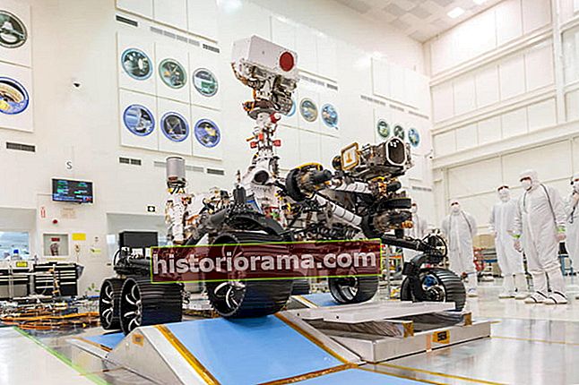 Inženýři sledují první jízdní test pro rover Mars 2020 Perseverance NASA v čisté místnosti v laboratoři Jet Propulsion Laboratory NASA v Pasadeně v Kalifornii 17. prosince 2019.