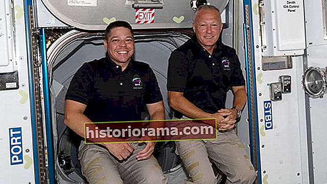 Astronauti NASA (zleva) Bob Behnken a Doug Hurley