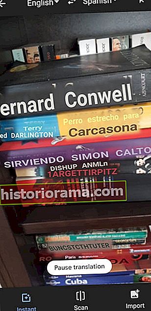 Billede af bøger taget med Google Translate-apps, der viser titler oversat til spansk