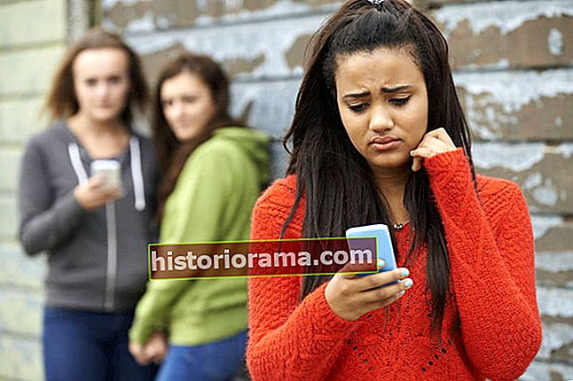 statistik over cybermobning 2017 skubber etiketten 45009248 teenagepige, der bliver mobbet af sms
