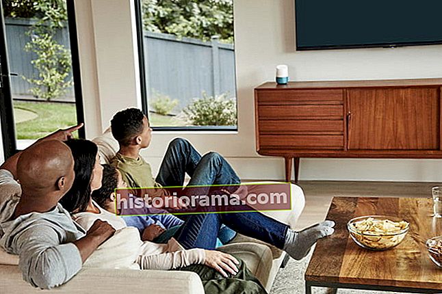 οικογένεια βλέποντας τηλεόραση με το google home