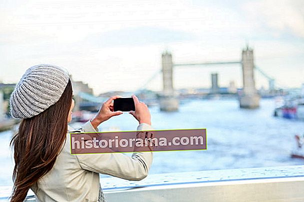 Лондон-жінка-турист-фотозйомка-на-вежі-міст-640x640