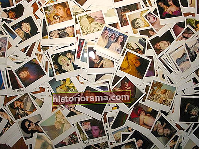 ifølge facebook er der 350 millioner fotos uploadet dagligt på det sociale netværk, og det er bare en skør bunke af polaroid