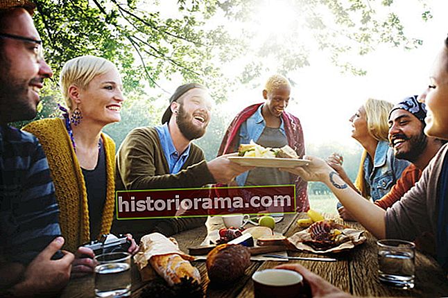foodniche různorodých lidí oběd venku jídlo koncept